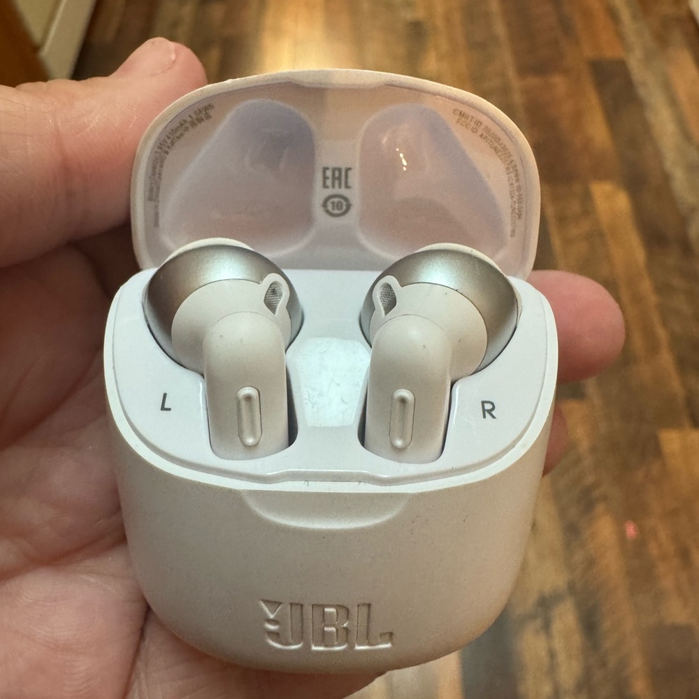 JBL White and Silver Wireless Earbuds